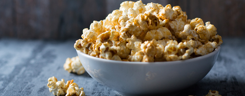 Popcorn with caramel in bowl